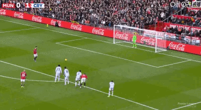 曼联跻身前三B费点射破门，谢什科头锤锁定胜局曼联2:1力克水晶宫排名