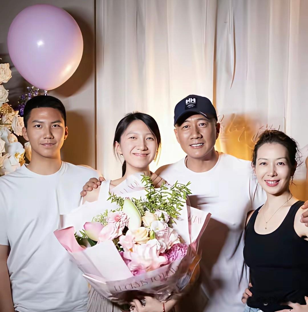 天呐，胡军女儿胡悦稼都24岁了，又高又美，完美继承了父母的美貌，幸福的一家四口。