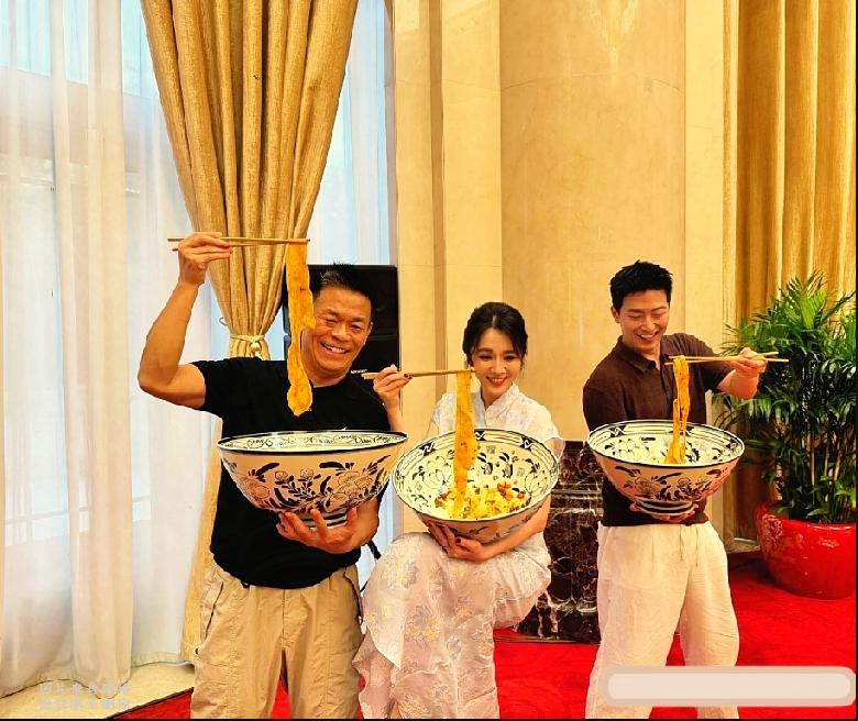《主角》剧组相聚西安，大碗油泼面氛围感十足《主角》剧组同框画面太有烟火气！孙