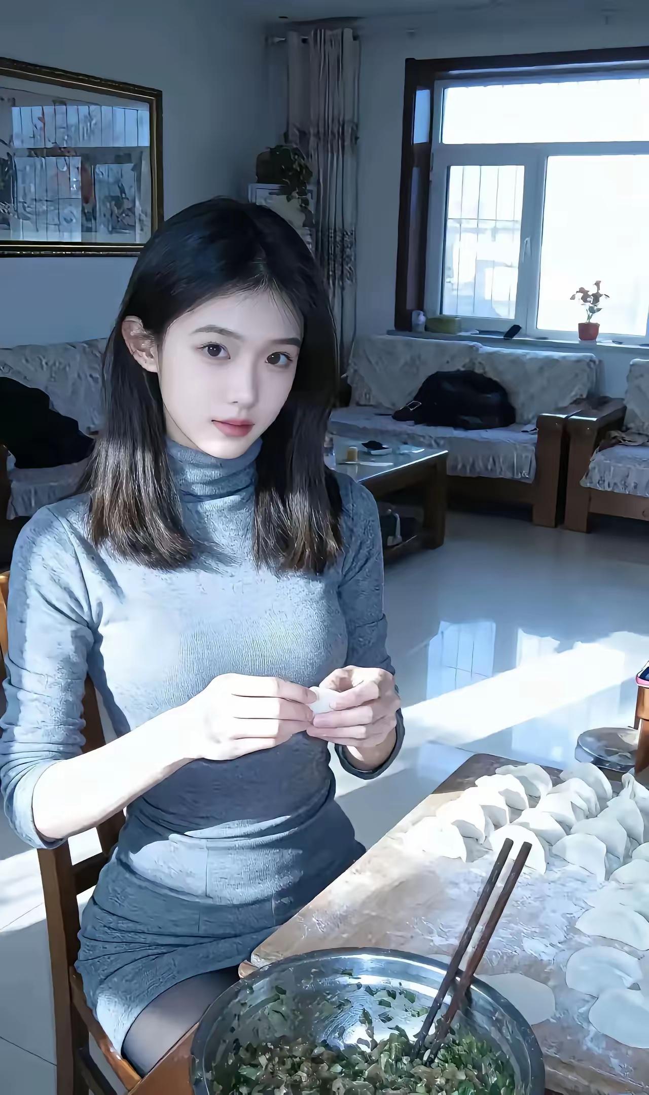 阳光洒进厨房，手工包制美味饺子，家的温暖在每一口中绽放。