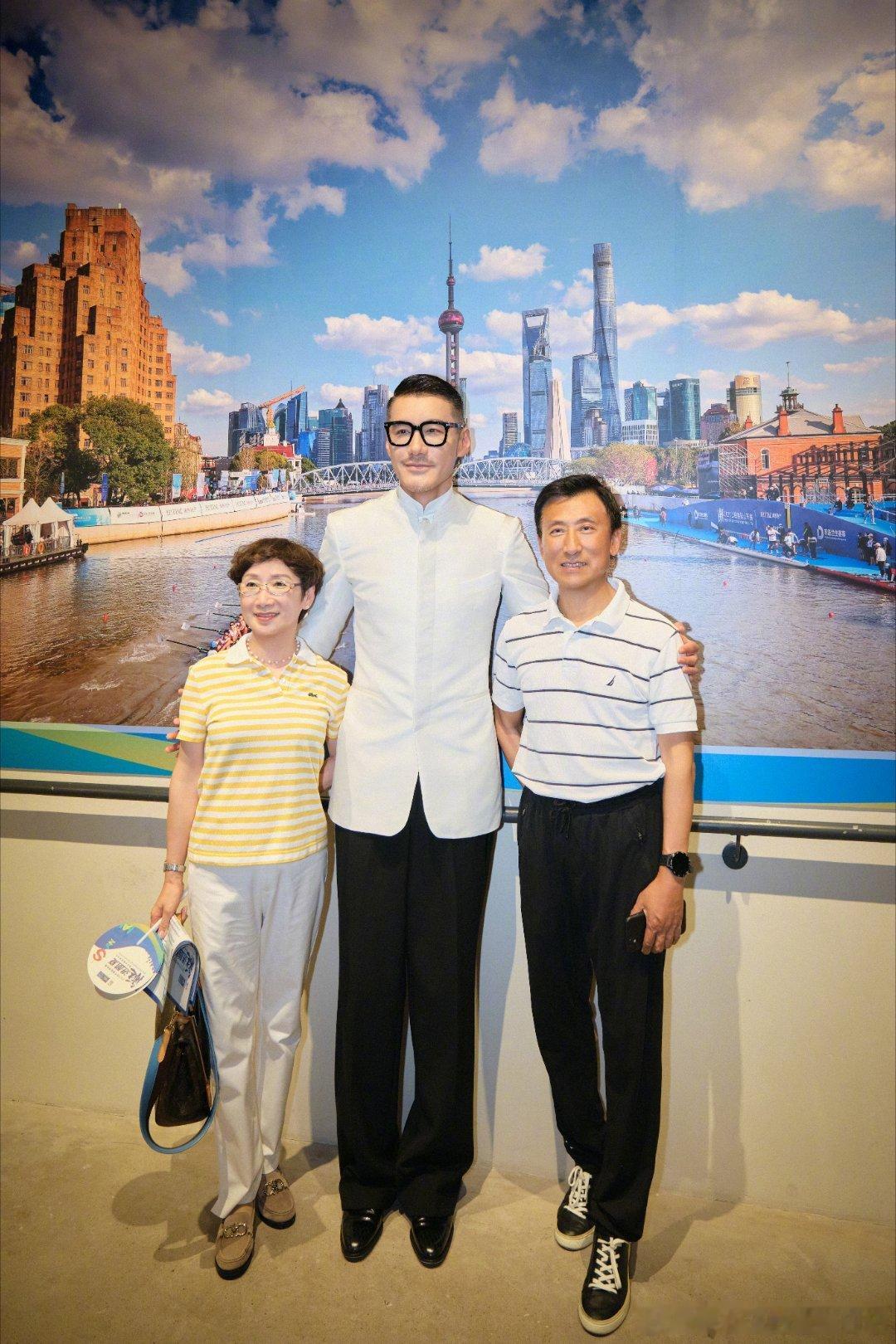 胡兵与爸爸复刻老照片胡兵带着老爸复刻老照片也太好哭了吧！从赛艇小将到世锦赛推广大