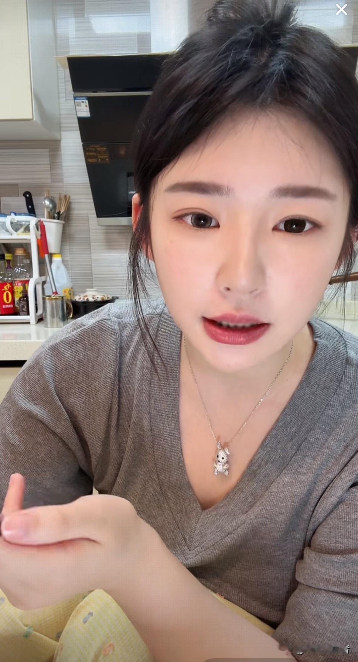 今天下午，黄一鸣开直播卖美瞳。在直播间黄一鸣又吐槽她的妈妈。她说，她很努力地工
