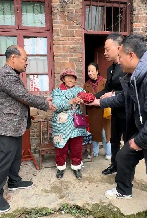 湖南衡阳69岁独臂黄奶奶太让人动容了！儿子离世后，她主动为儿子偿还十年前的借款。