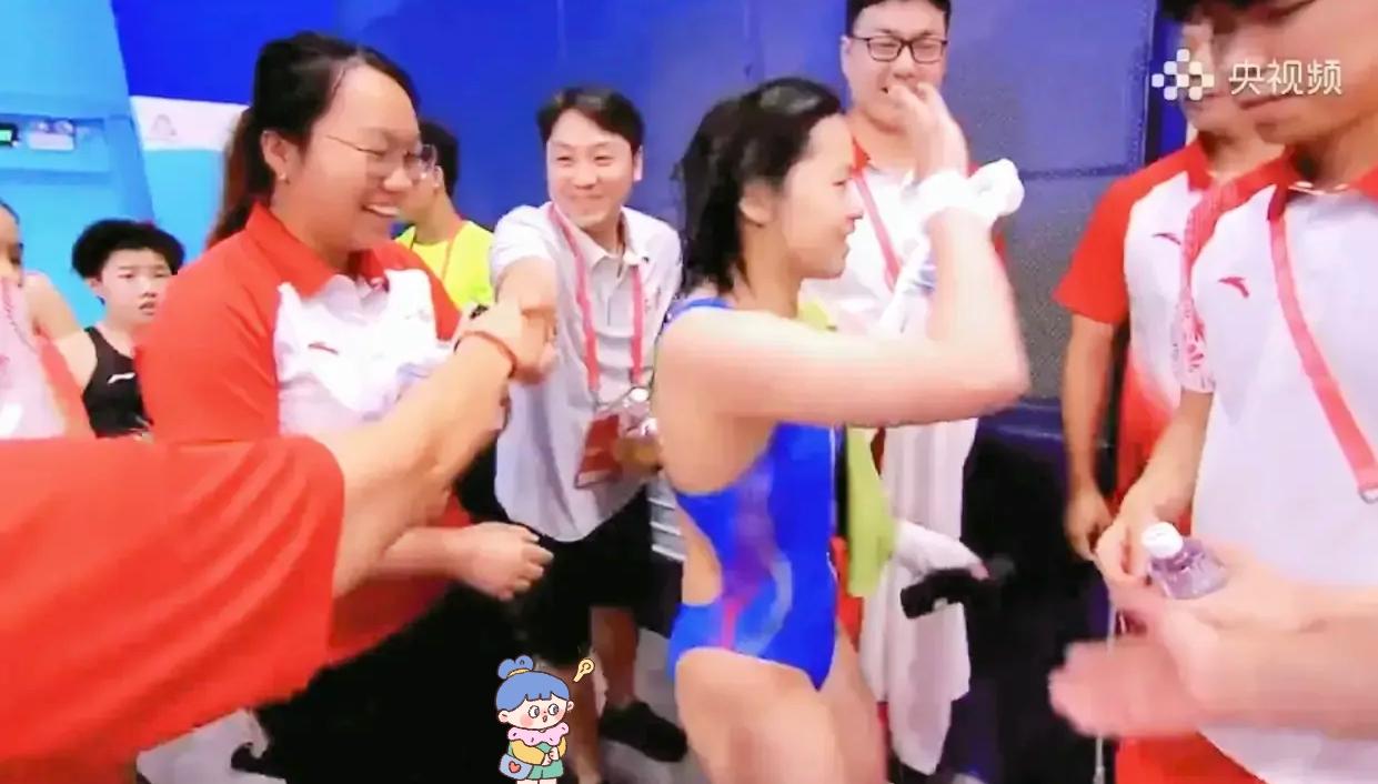 别光夸全红婵会社交！王伟莹的“低调”才藏着冠军搭档的真相。全红婵和王伟莹