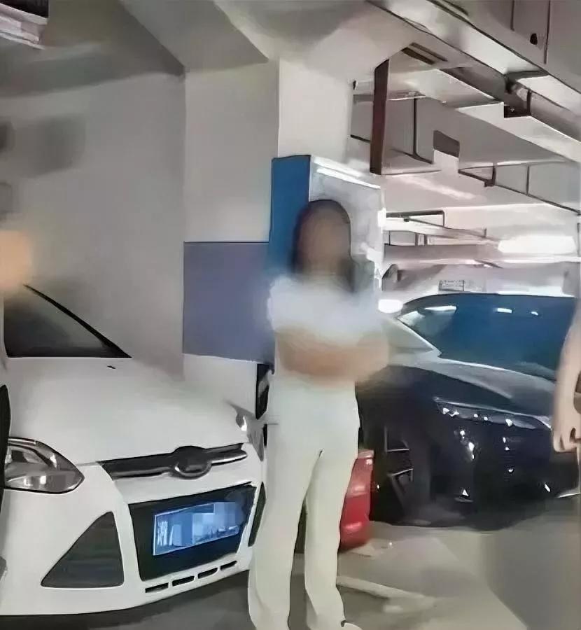 占车位还反提要求？我算是看明白了。合着这女的根本不是第一次干这事啊！