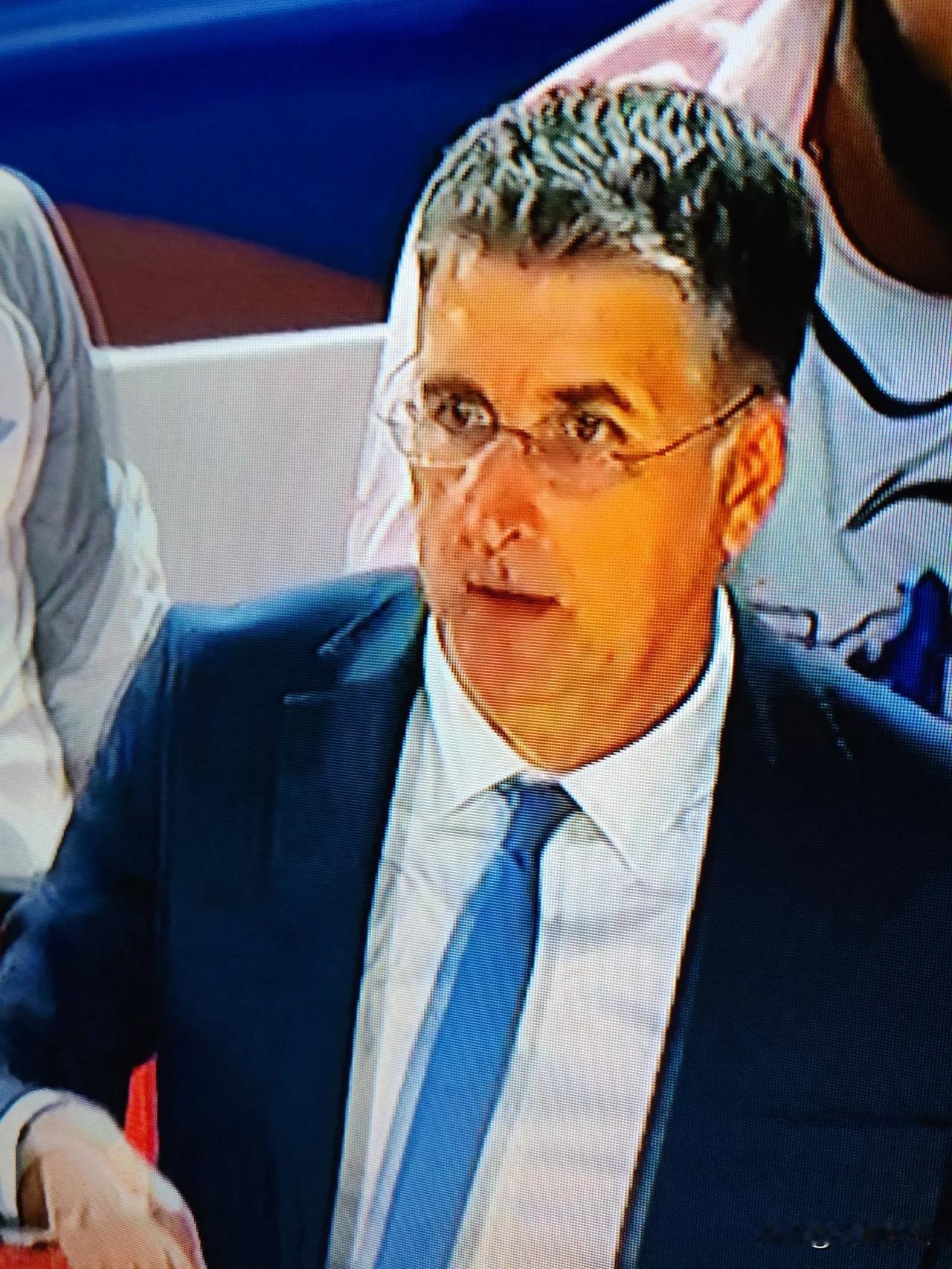 新疆换了主帅大有改变，与上海一战如果沙木拉和齐磷不缺阵，还真有的一拼。虽然新疆7