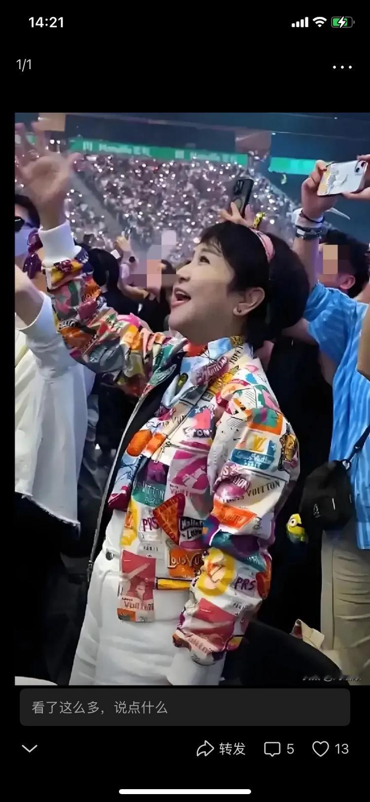 狄波拉当年在采访里聊王菲和张柏芝的那段话，现在翻出来看真的越品越绝。她没站队没说谁不好，就说王菲是“