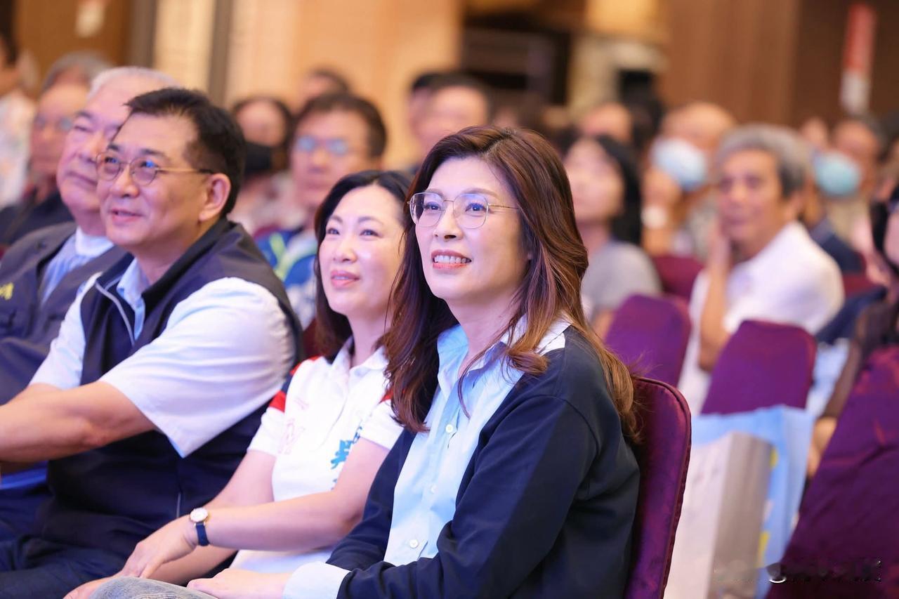 今天郑丽文将中常会搬到台东，并发表了热情洋溢的致辞，陈以信以一级主管身份随行。大