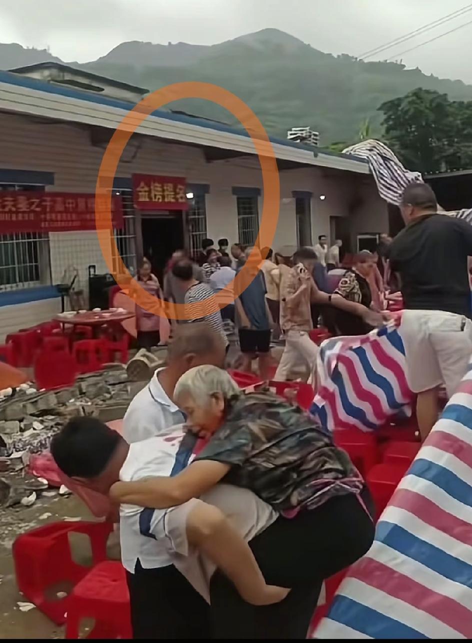 有时候不得不相信玄学。长宁县那个升学宴，网上有人说现场横幅上写的不是“金榜题