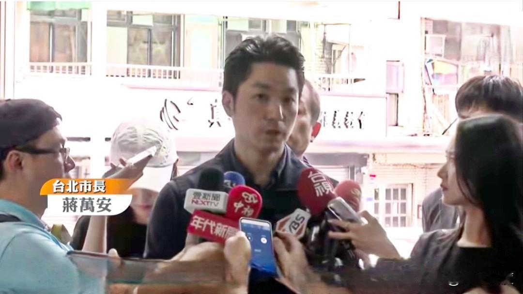 蒋万安被两头骂！脸书又被灌爆！上次被绿营骂无风无雨你放什么假？今天又被青鸟骂，台