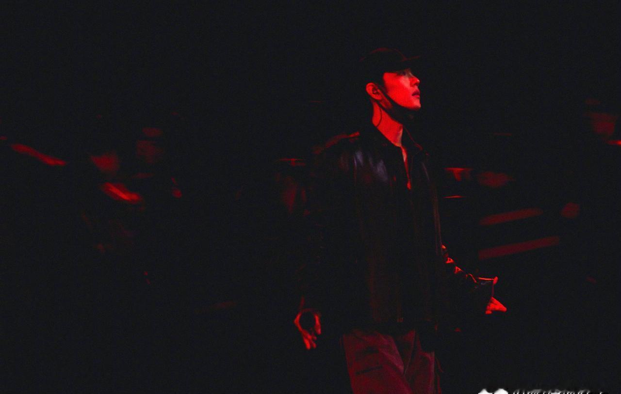 凌晨三点，排练室地板震得发麻。肖战甩开额前湿发，肌肉记忆刻进每个八拍——这不是