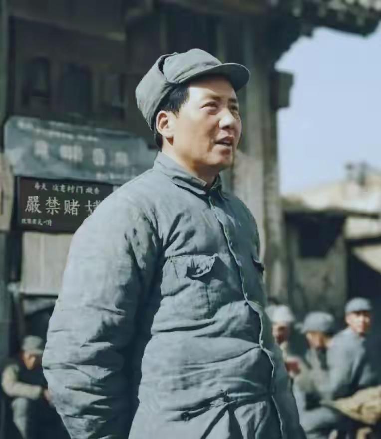 很多人都见过这张经典老照片，这是斯诺1936年在陕北黄土高坡拍下的伟人。大