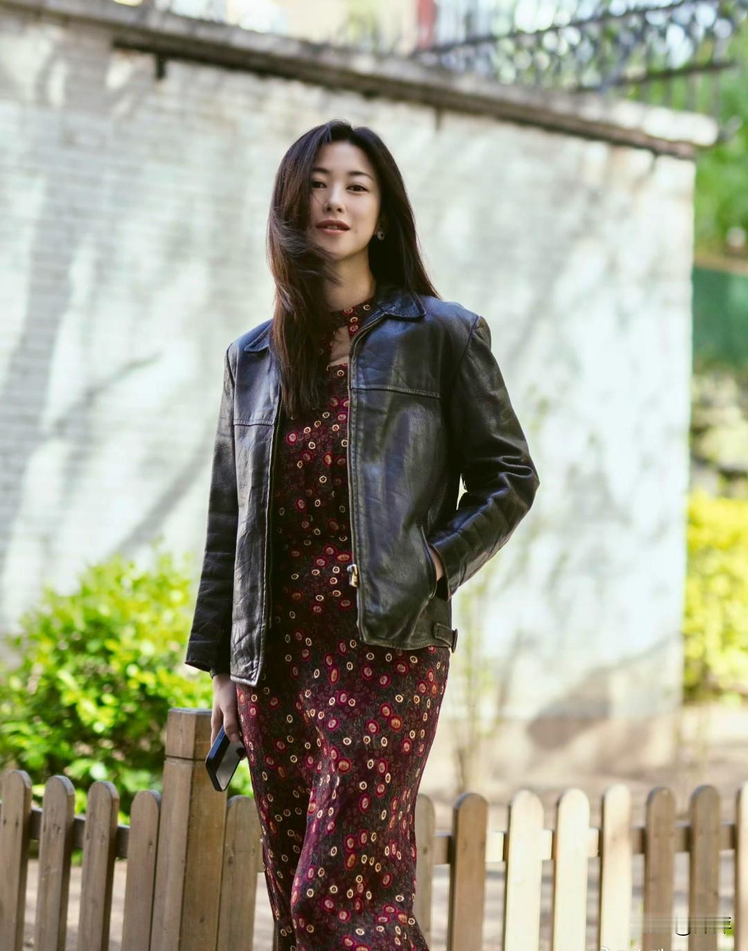 朱珠这组春日街拍也太有味道了！黑色皮衣搭配复古碎花长裙，又飒又柔，松弛又高级。风