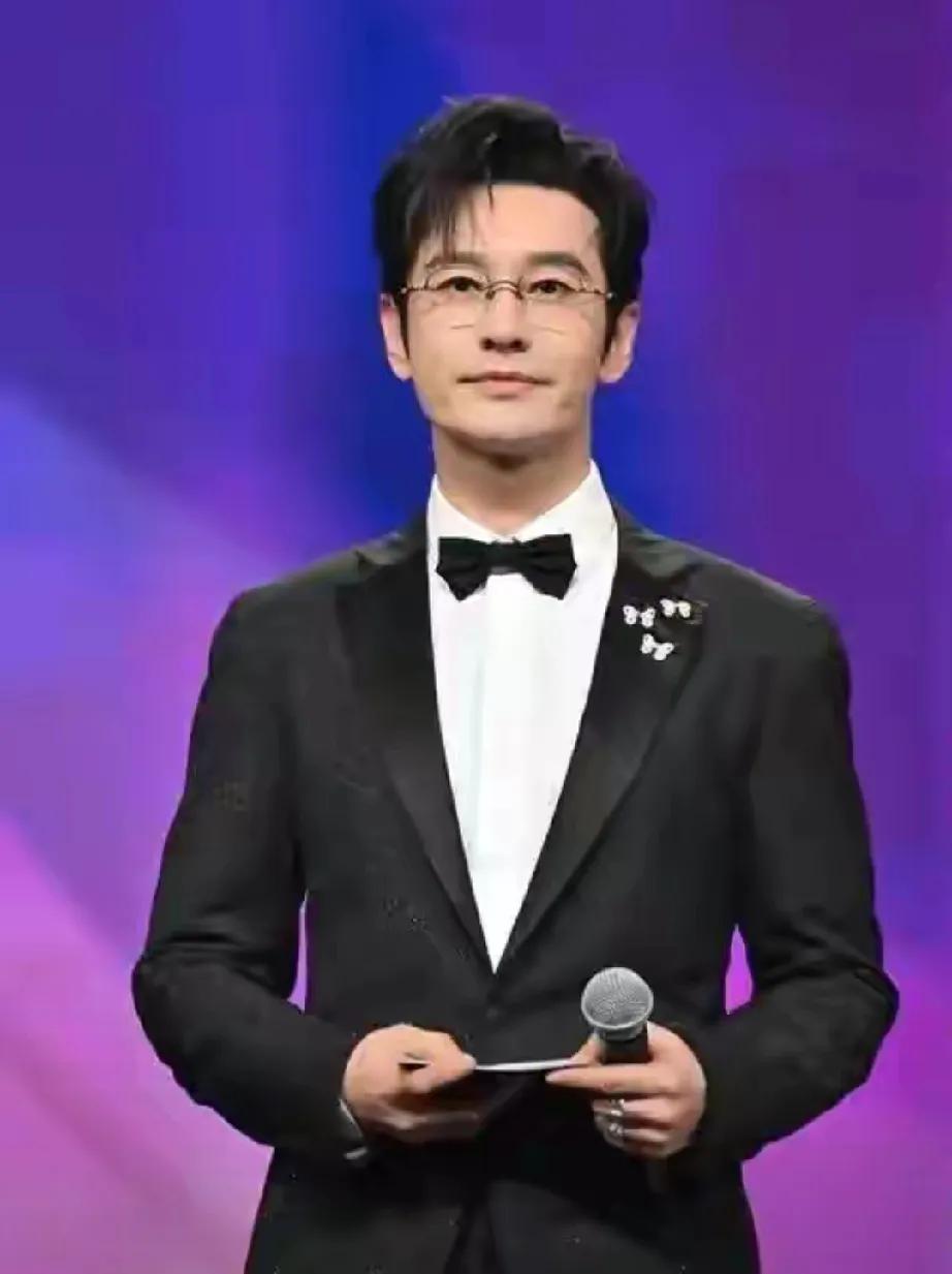 黄晓明再签大眼美女，审美被热议！11月14日，黄晓明签约新人白翊汝冲上