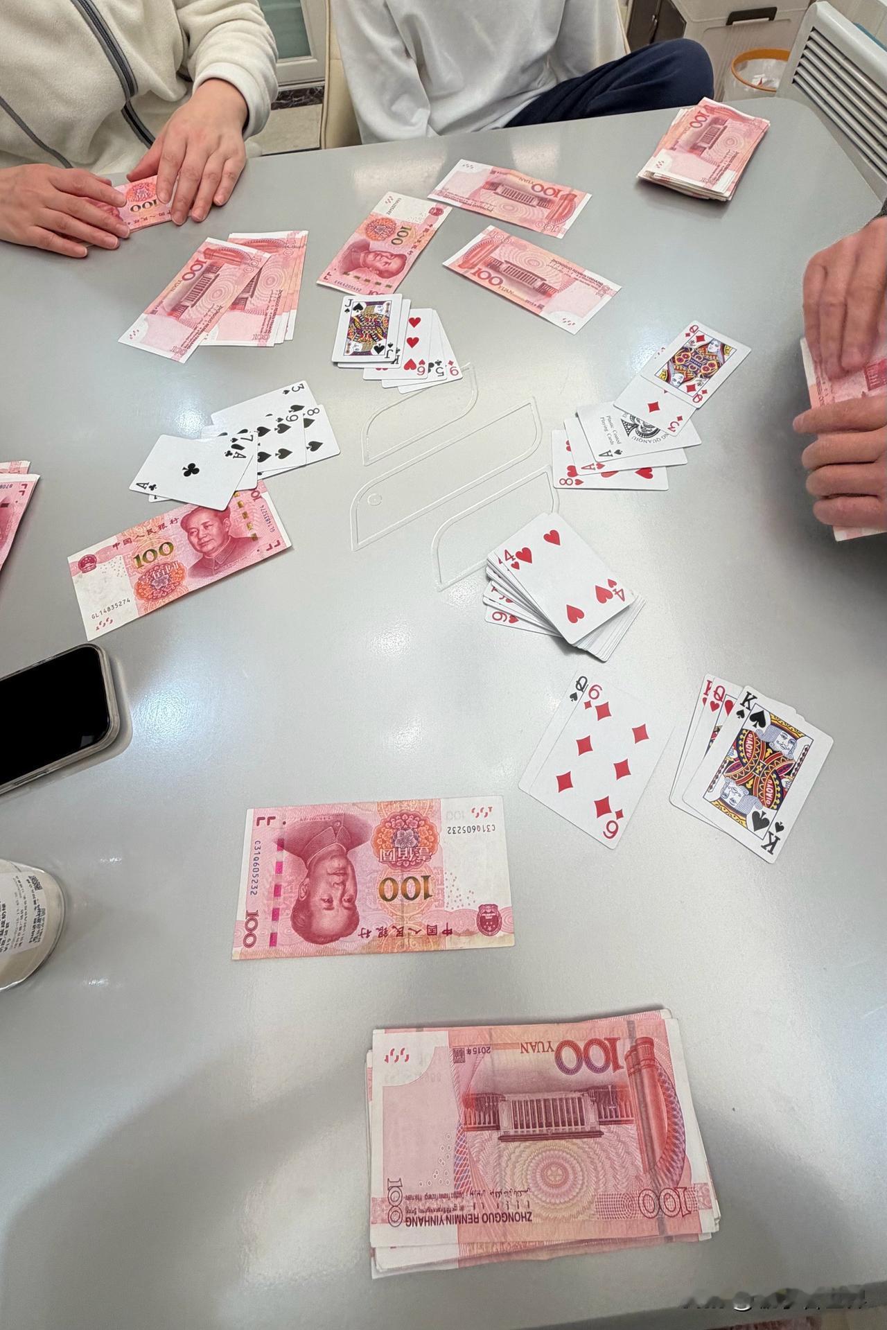 最近相亲，发现一个特别真实又扎心的现象。我小学、初中的同学，现在几乎全都结婚