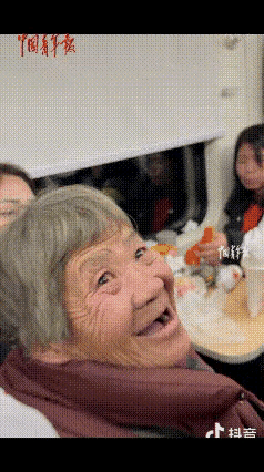 辽宁一女孩坐火车，瞧见过道上蹲着位老奶奶。起初以为是站票，女孩心疼，打算让座，一