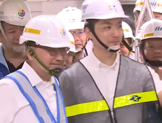 今天，新北市长侯友宜与台北市长蒋万安合体。在致词时，除了当场敲定列车调度与围篱拆