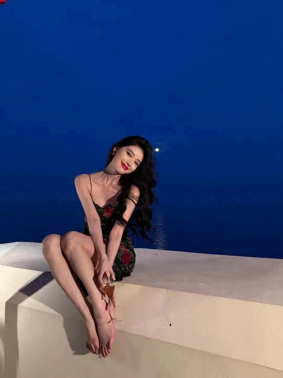 方圆大波浪吊带裙，风情万种妩媚动人！举手投足间高级感满满