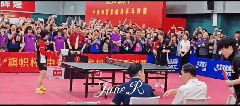 莎莎，大头，王曼昱，好忙啊，认认真真营业的三个人！莎莎和王曼昱在后面打球，大头