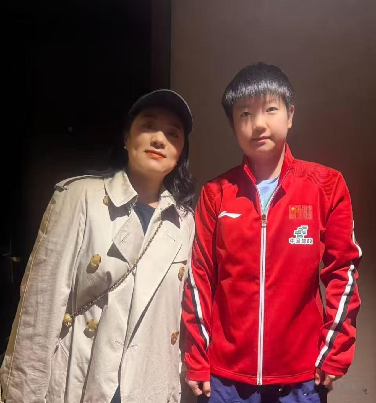 莎莎和队友们好聪明，落地伦敦就找到一家好吃的餐馆，保证了世乒赛期间的餐饮问题