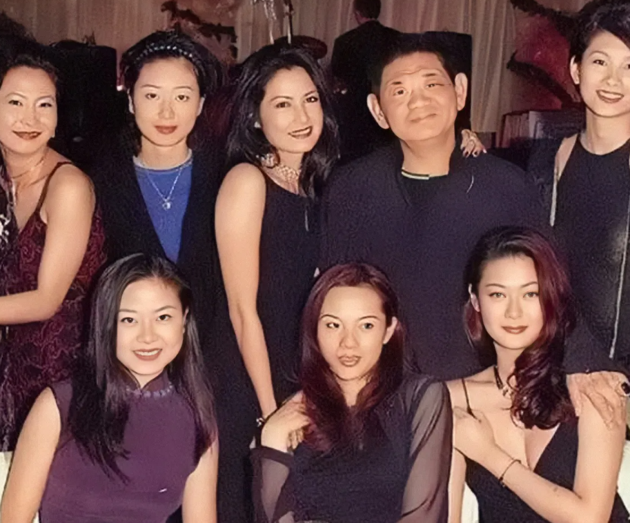 2002年，陈宝莲生下孩子后，从24楼一跃而下。跳楼前，陈宝莲让妈妈转告黄仁中：