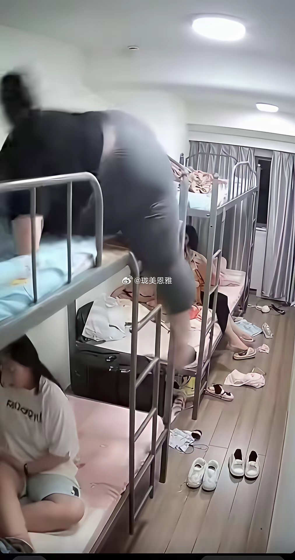 担心的事终于发生了下铺的人怎么想的让她在上面你睡得着吗