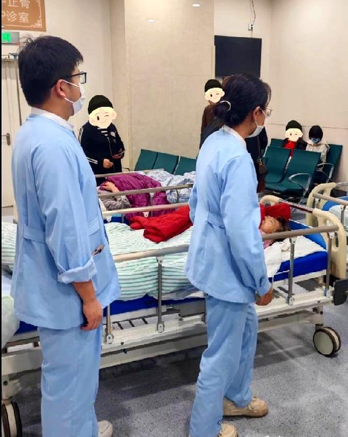 医院真是个人性放大镜，刚才那一幕，看得我心里五味杂陈。50多岁的护工大姐，眼圈