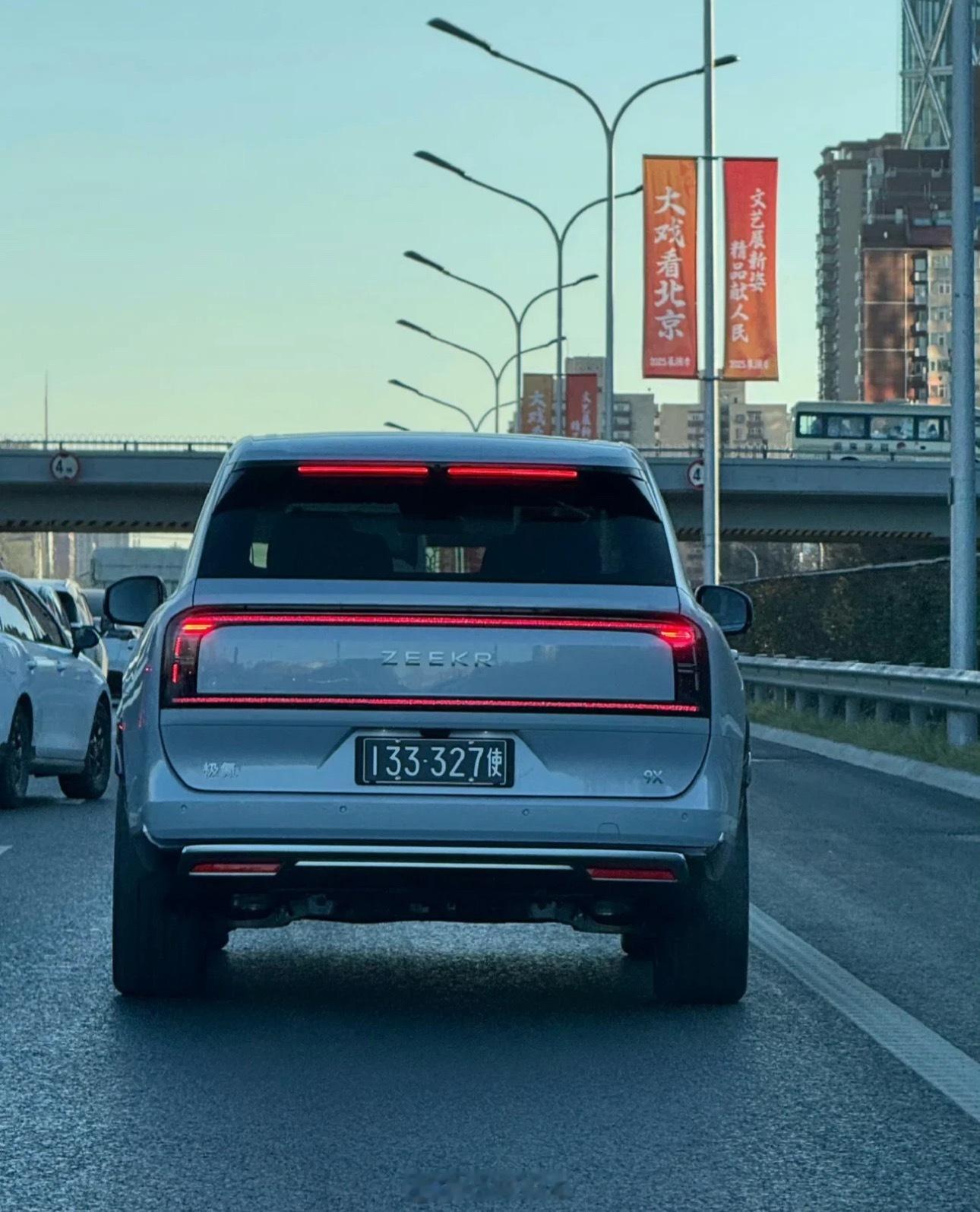 刷到网友发的一辆大使馆车牌9X～这黑白车牌一上，气质翻倍。好羡慕啊～还好我的是H
