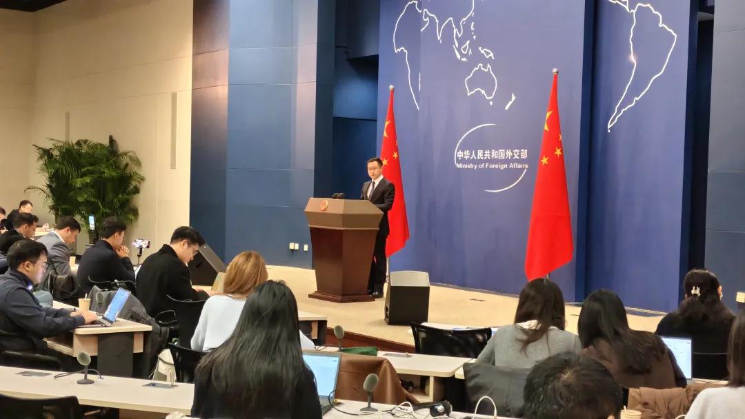 美国又对中国企业下重手。当地时间22日，美国联邦通信委员会以“对国家安全构成不可