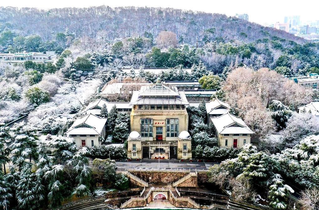 同一个省读大学，毕业5年后同学聚会，差距能有多大？看看湖北的武大和华师就知道了