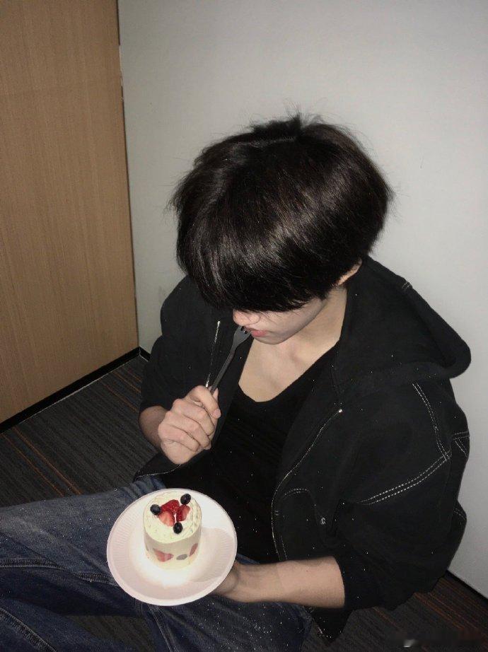 救命！张极深V咬勺子的镜头杀伤力十足，主动回应粉丝说不是抓拍是特意拍的，这份用心