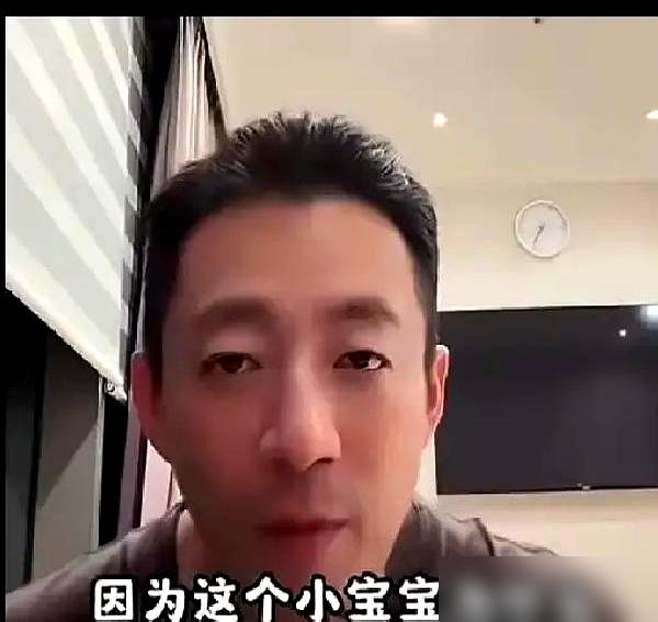 汪小菲抱着新生的孩子，张口就说像他前妻的女儿。这话一出，他新婚妻子马筱梅的脸直接