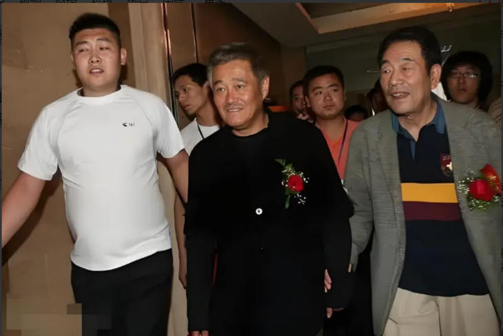 赵本山也是没有想到杨少华去世后，自己反而上了热搜不是因为自己的穿着，也不
