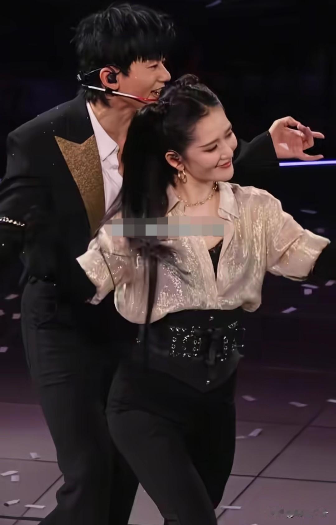 张杰澳门跨年演唱会，眼睛直勾勾的看着谢娜[呲牙笑][呲牙笑][呲牙笑]谢娜真的是个能量