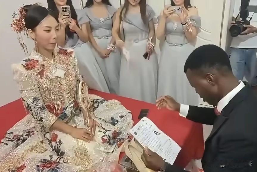 没有看明白，在结婚的大喜日子里，这是一种什么样的仪式，这也不像是求婚，因为求婚都