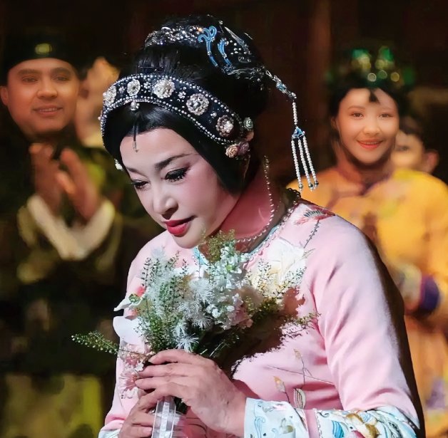 刘晓庆引发了网友热议，这次不是因为新恋情，也不是因为扮嫩演少女而是她完全不给网