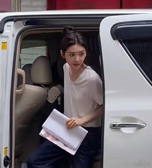 章若楠真的完美的诠释了“靠脸吃饭”从一开始的某宝模特因为颜值高顺利进入娱乐圈。