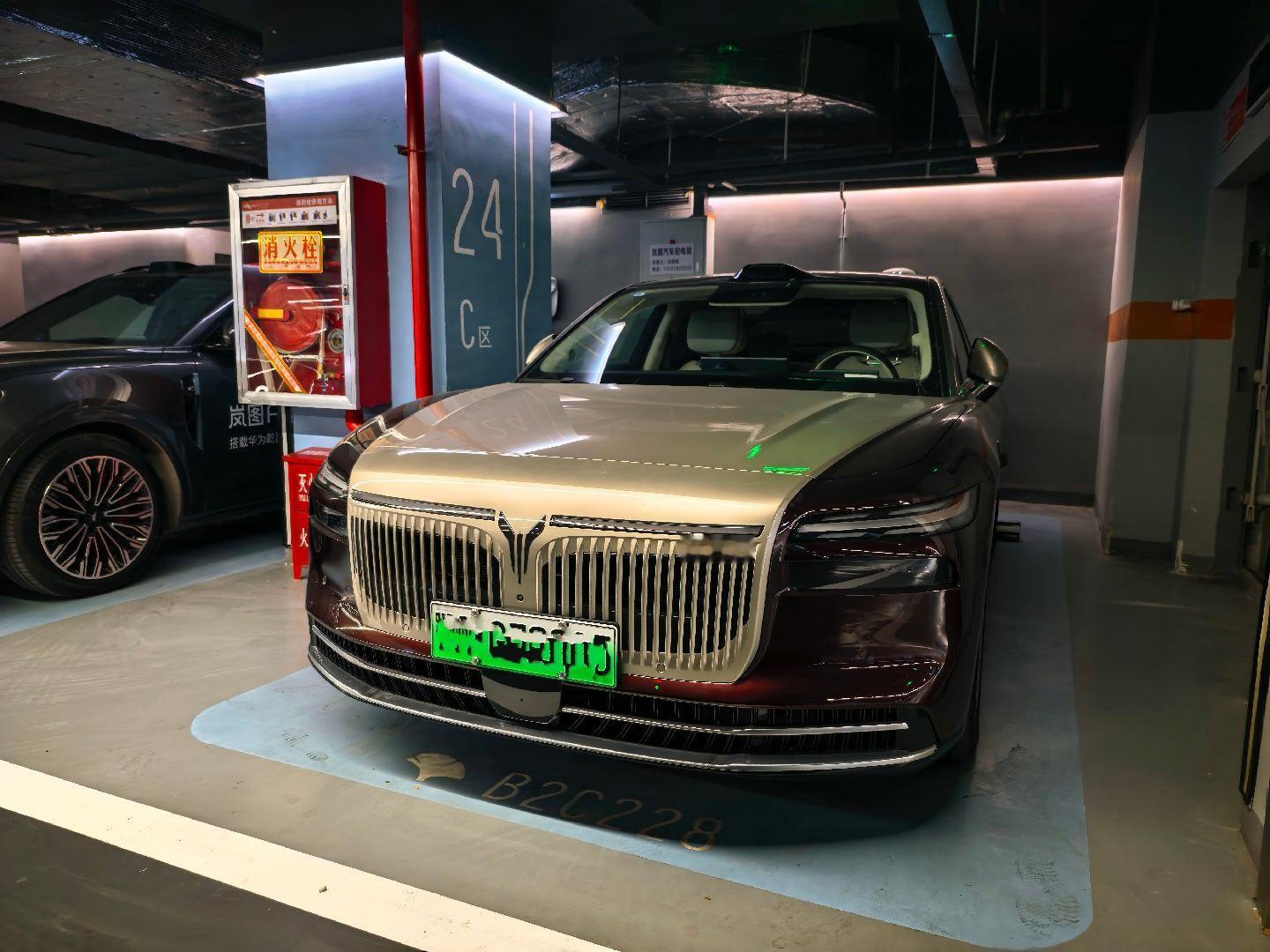 岚图追光L这个车头设计，满分10分，我打10分，小劳斯莱斯的气场，但原创。