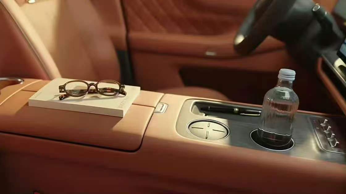 看来魏牌是十分重视自家AI豪华六座旗舰魏牌V9X了，车企老板给自家产品亲自代言。