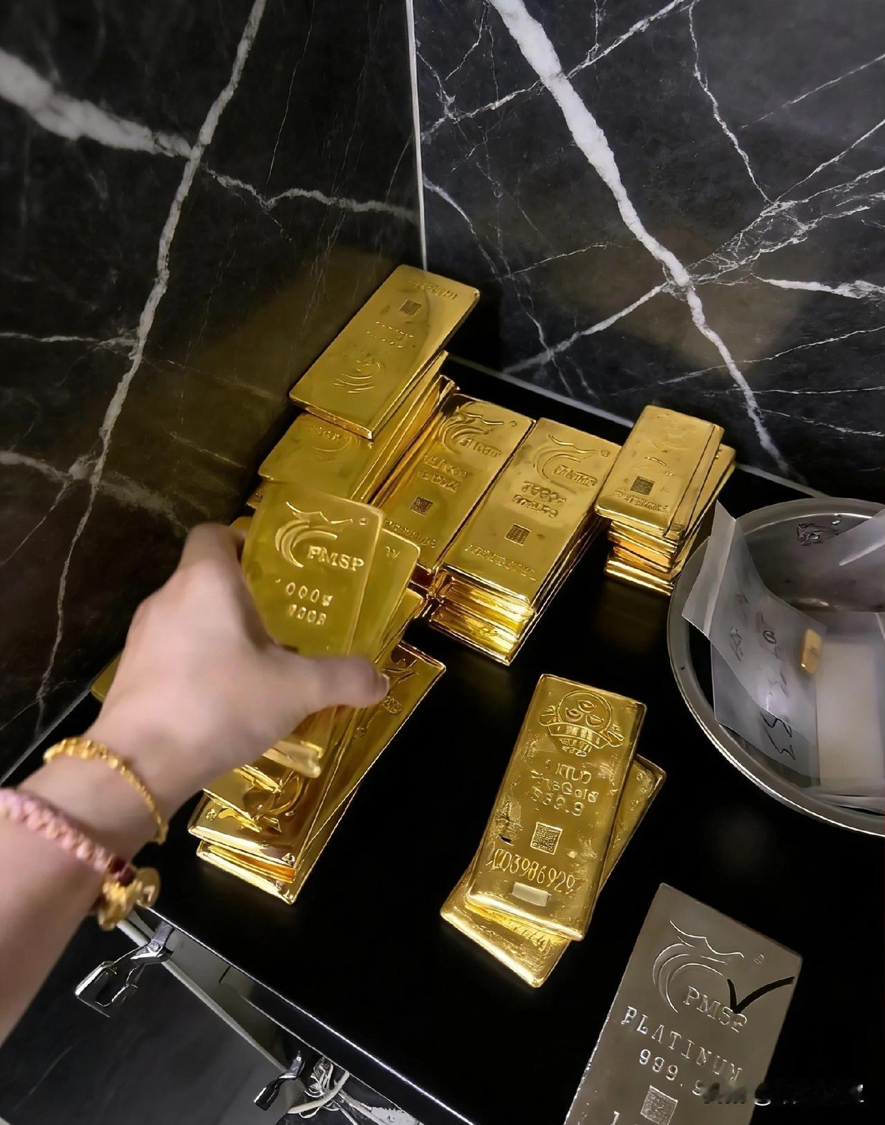 大年初一，金价突然来了个大反转！直接从1108一克跌到了现在的1091一克