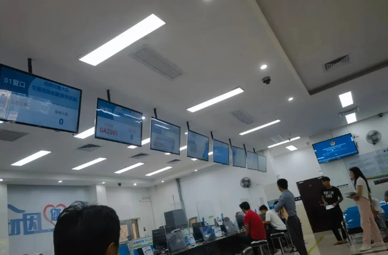 一女子去交警队处理违章！交警查出一女子违章扣16分，询问女子“你开这辆车吗？”
