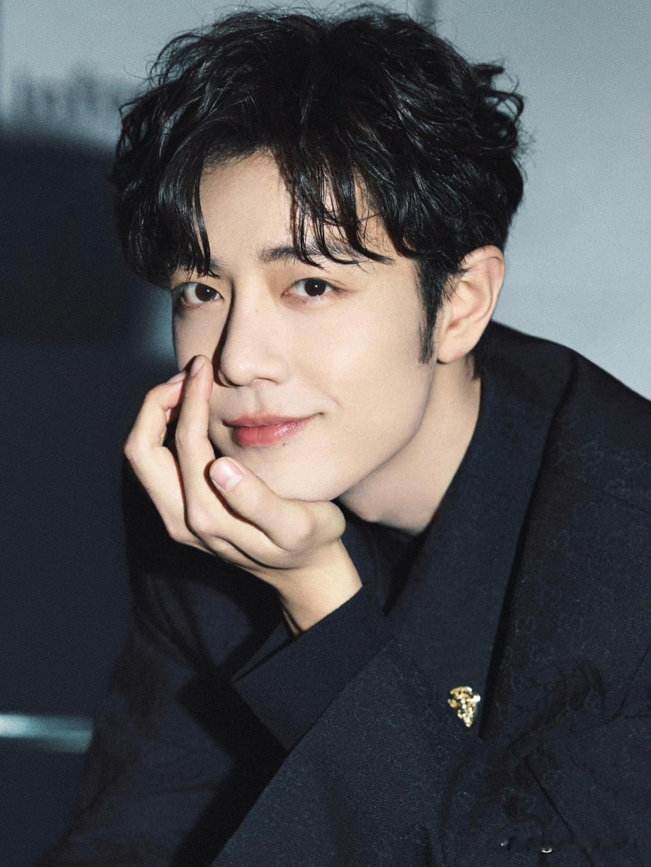 肖战就是硬帅，没有技巧，只不过换了摄影师多了一个风格，多了一点新鲜感。看看摄影师