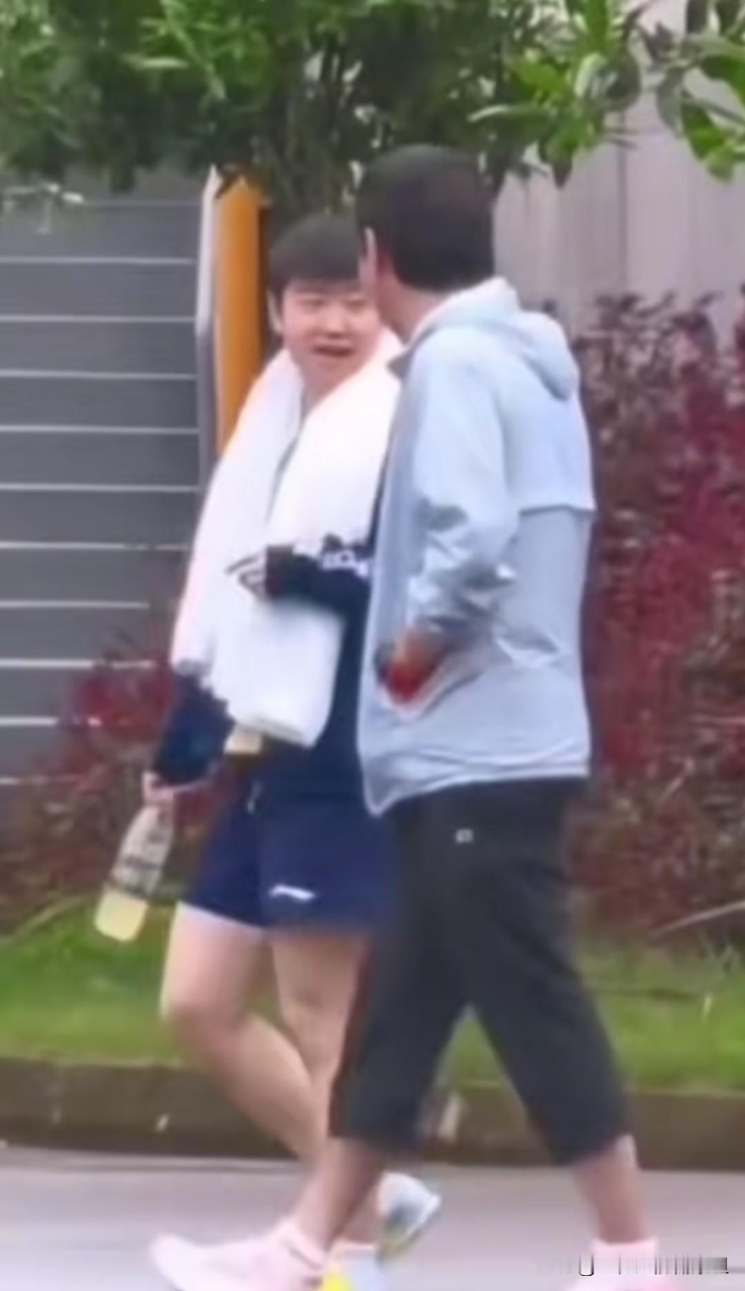 莎莎的这个小动作不知招来多少球迷的羡慕和妒忌。下训途中，Coco陪同莎莎，当