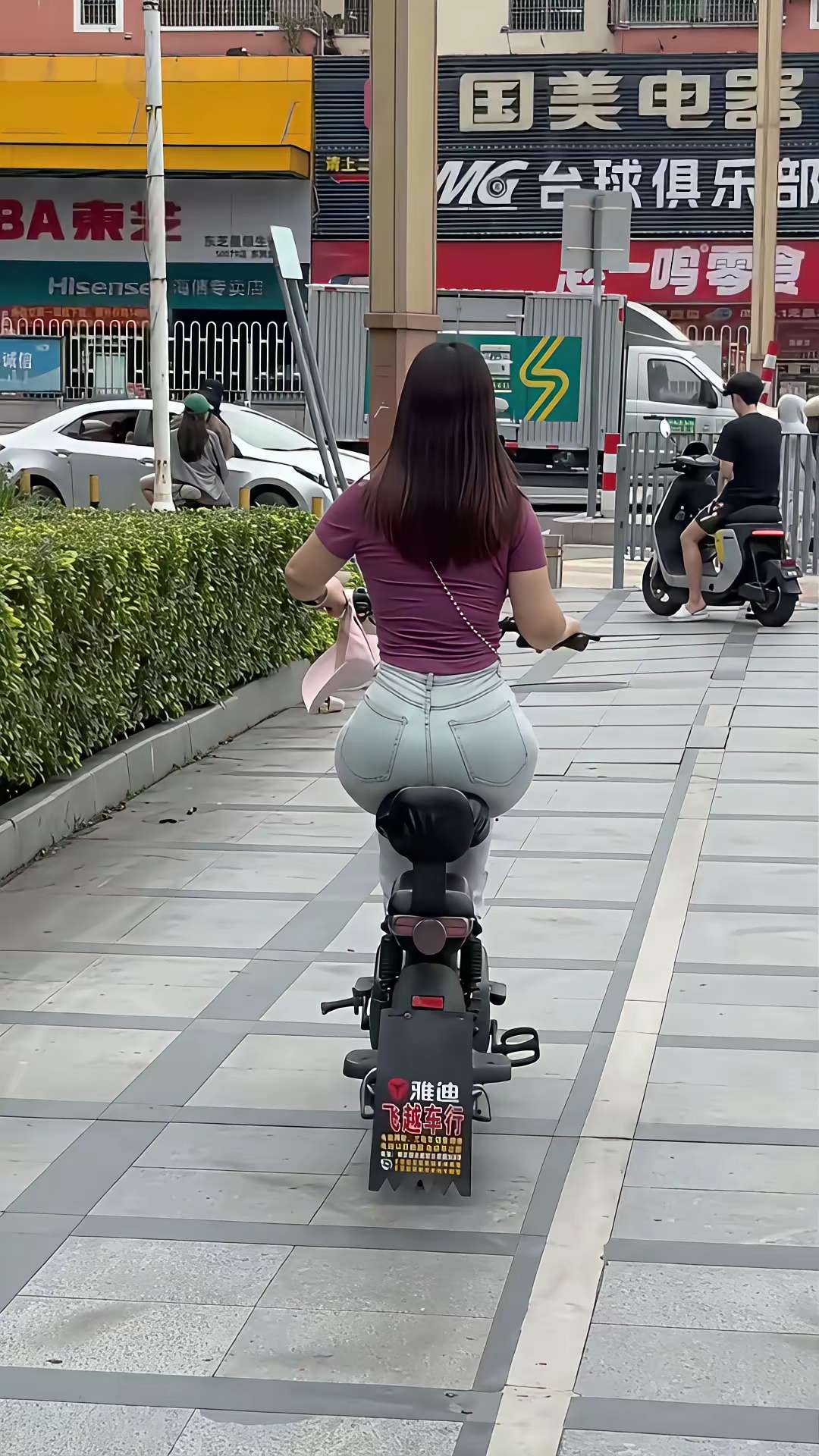 举报：又碰到个骑电动车不带头盔的
