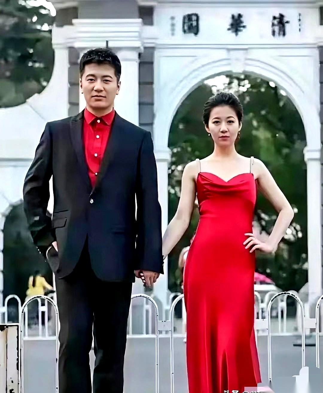 关于张雪峰离世后的遗产瓜，全网等了很久。7月25日，前妻李丽婧的一篇长文，终于把