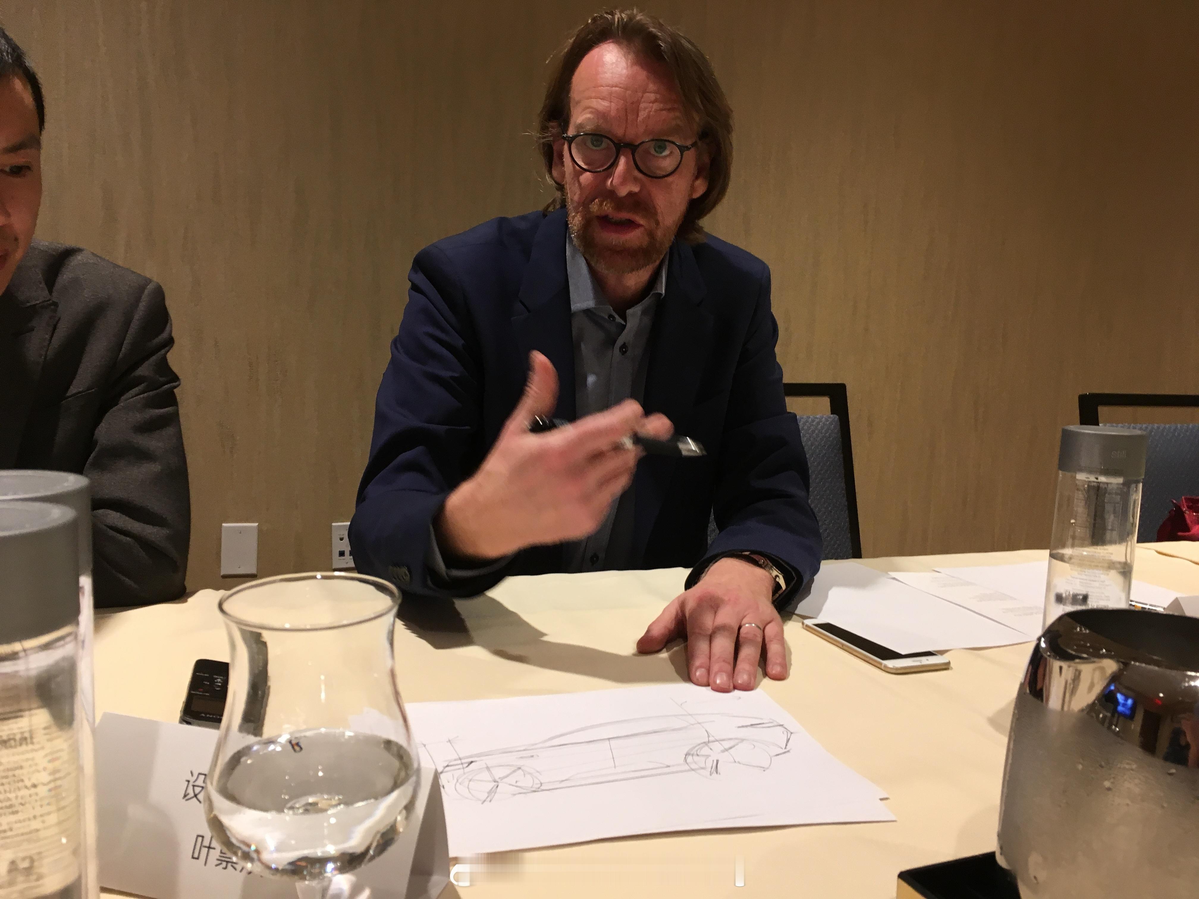 来，回顾一下BenoitJacob同志曾经的一个设计作品。虽然车子胎死腹中牌子