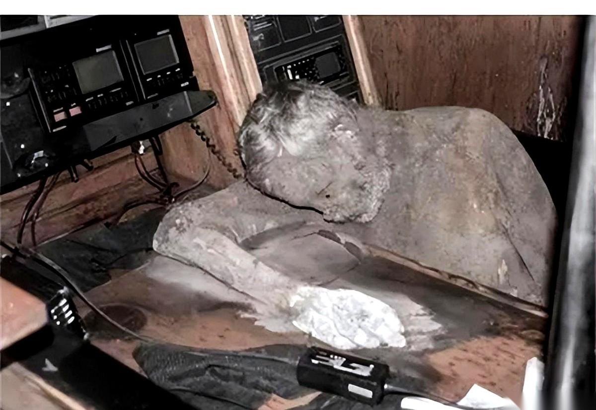 两个菲律宾渔民，撞见一艘鬼船。爬上去一看，好家伙，船长已经风干成了木乃伊，手还