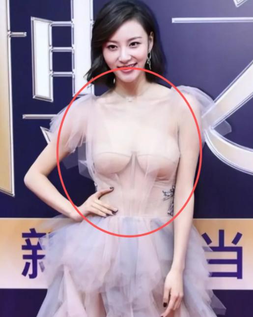 有个很奇怪的事情女人的胸部是隐私部位，陌生人看不得，更摸不得，那不是应该好好