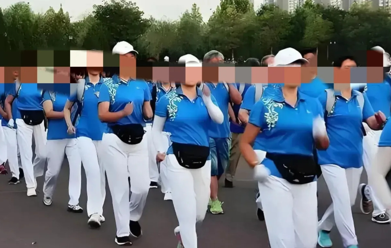 听个亲戚说，他们暴走团前两天解散了之后呢，他们团里这近200个人，每天晚上都在干