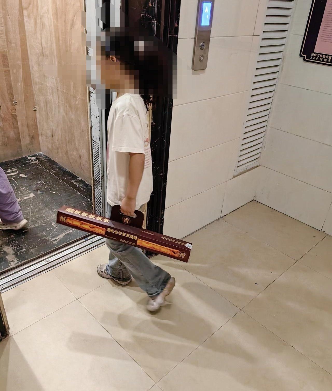 中午接娃放学，一个12.8元的超长蛋挞，差点把家里气氛干没了。孩子点名要买那个